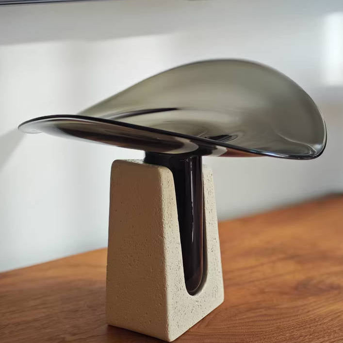 Moderne Glasvasen Dekoration mit Zementsockel im minimalistischen Design