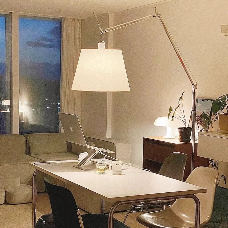 Schwenkbare Stehleuchte mit Stoffschirm und verstellbarem Arm