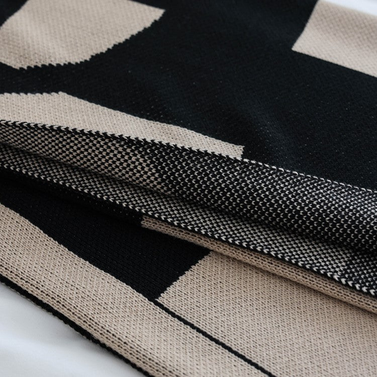 Geometric Knit Throw Blanket – Double-Sided Living Room Blanket for Stylish Interiors
