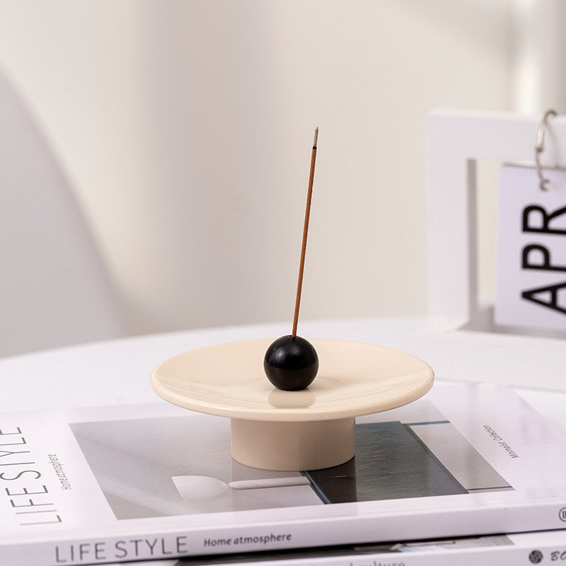 Minimalistischer Räucherstäbchenhalter im Zen-Stil mit dekorativem Design