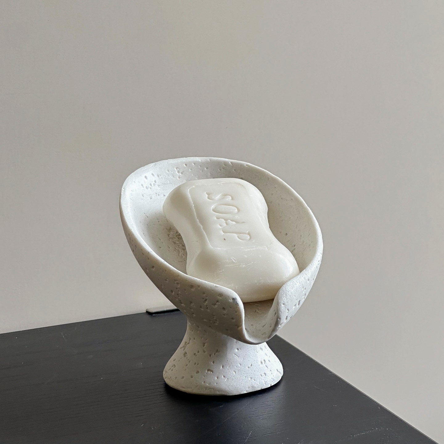 Minimalistische Seifenschale im Wabi-Sabi-Stil – Skulpturales Design mit natürlicher Textur