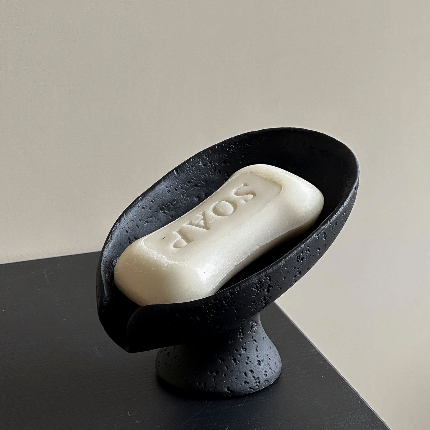 Minimalistische Seifenschale im Wabi-Sabi-Stil – Skulpturales Design mit natürlicher Textur