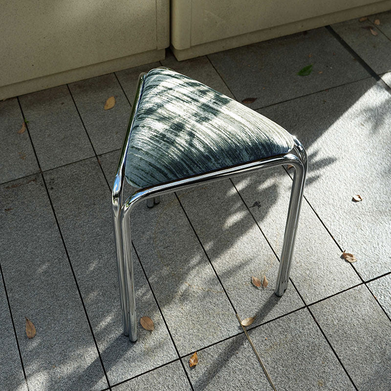 Driehoekig stoffen krukje in Bauhaus-stijl