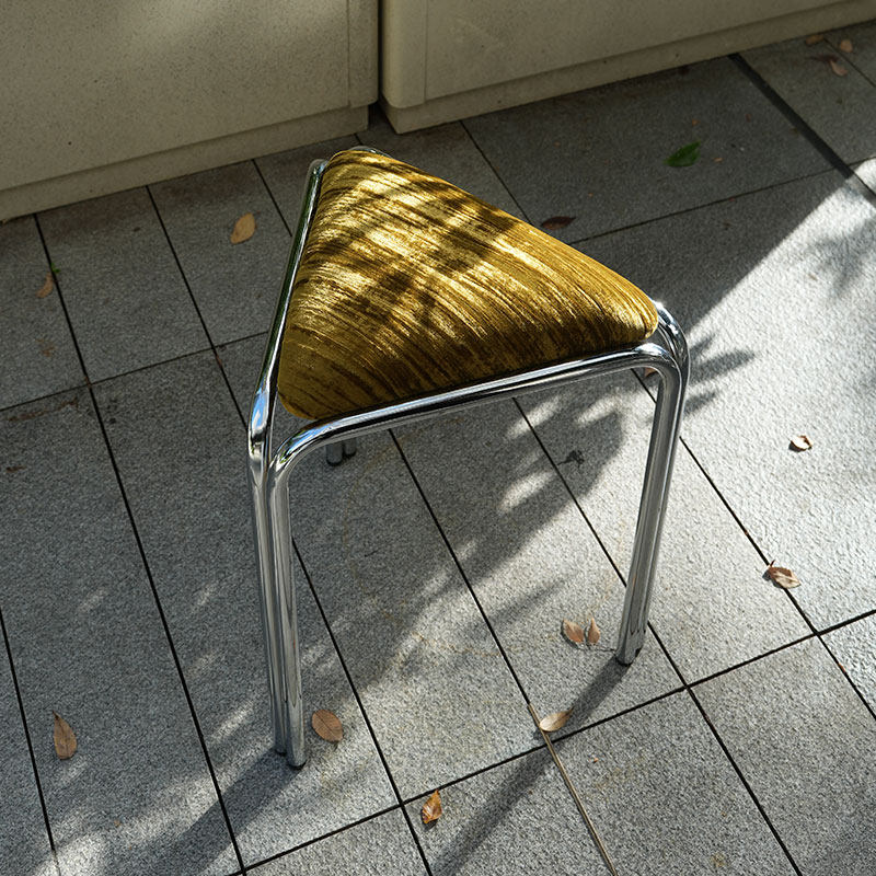 Driehoekig stoffen krukje in Bauhaus-stijl