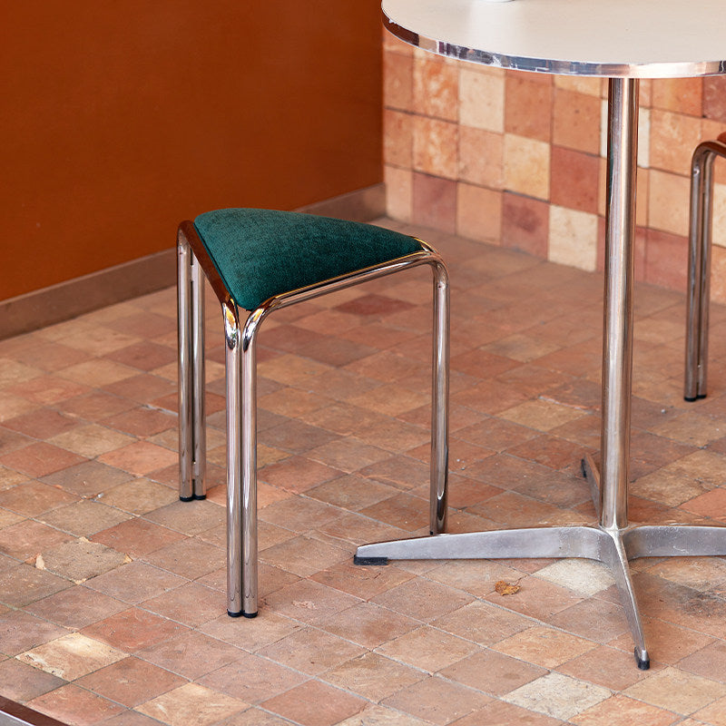 Driehoekig stoffen krukje in Bauhaus-stijl