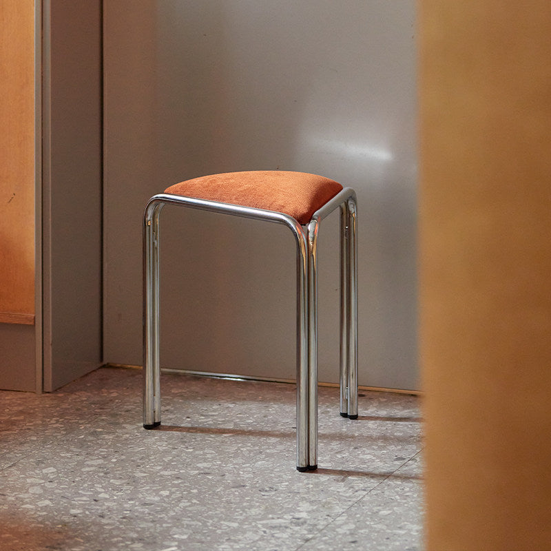 Driehoekig stoffen krukje in Bauhaus-stijl