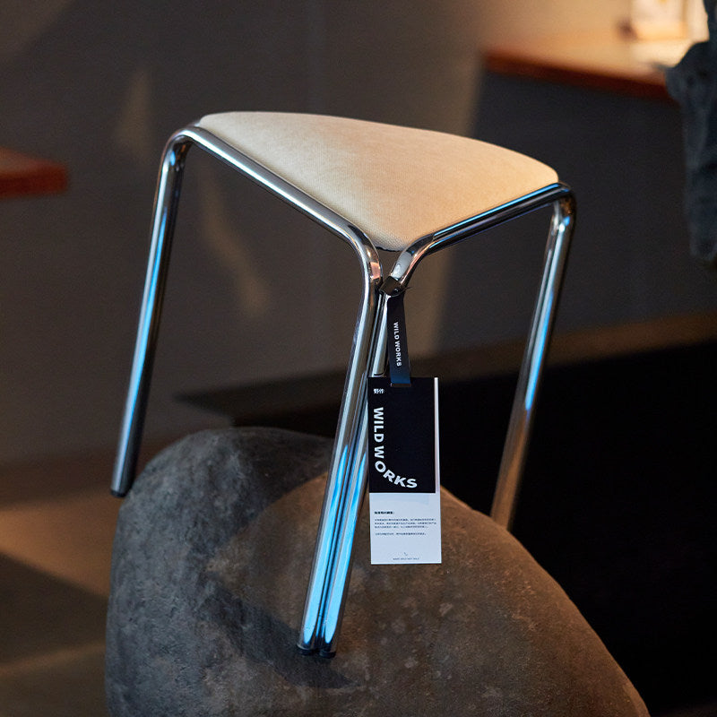 Driehoekig stoffen krukje in Bauhaus-stijl