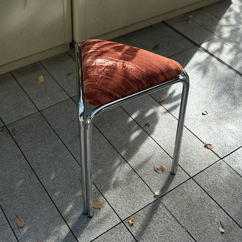 Driehoekig stoffen krukje in Bauhaus-stijl