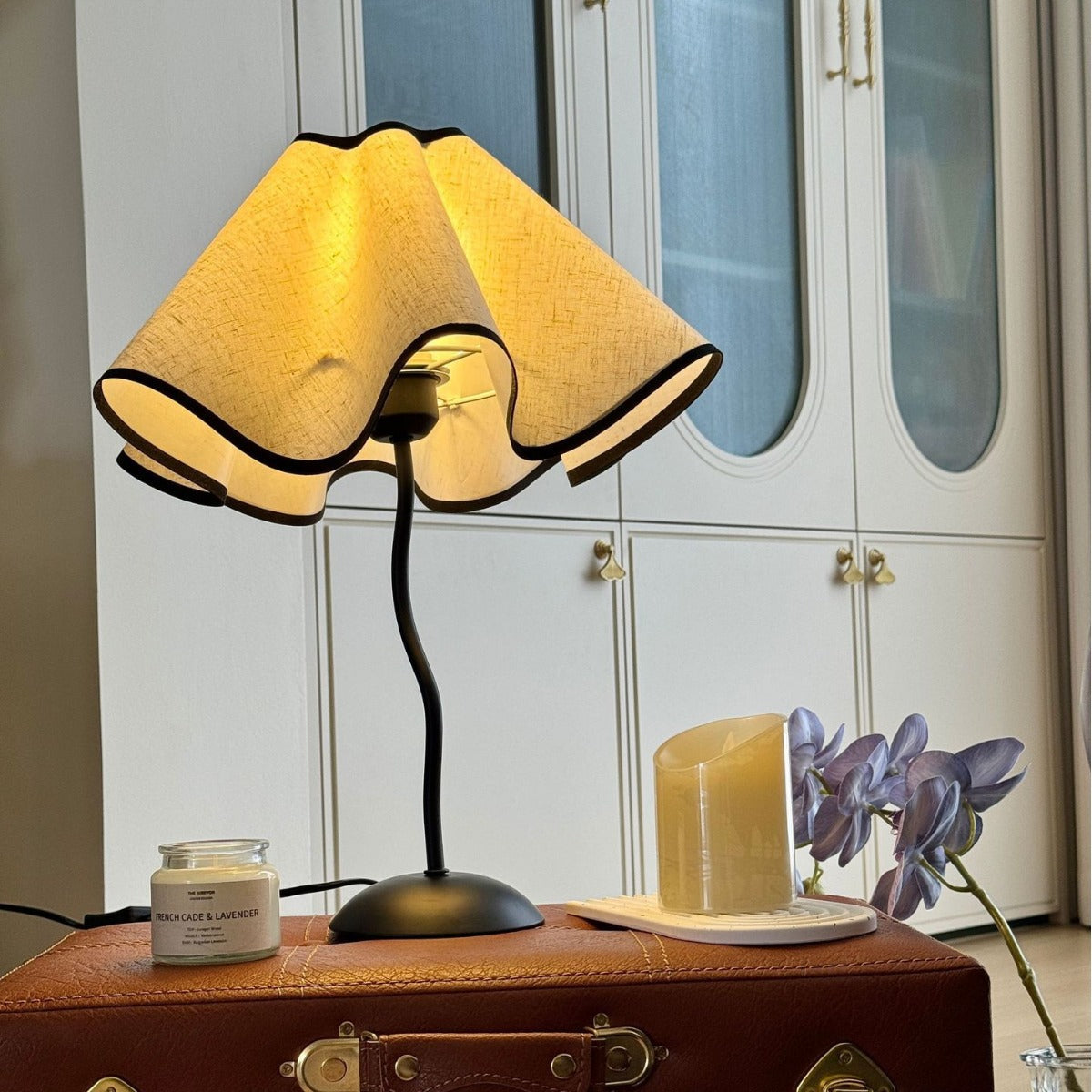 Creative Petal Atmosphere Bedside Table Lamp