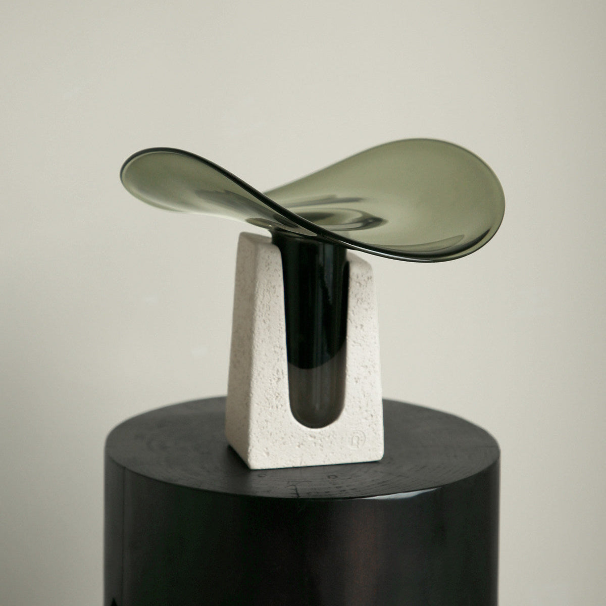 Moderne Glazen Vaas Decoratie met Cementen Voet in Minimalistisch Design