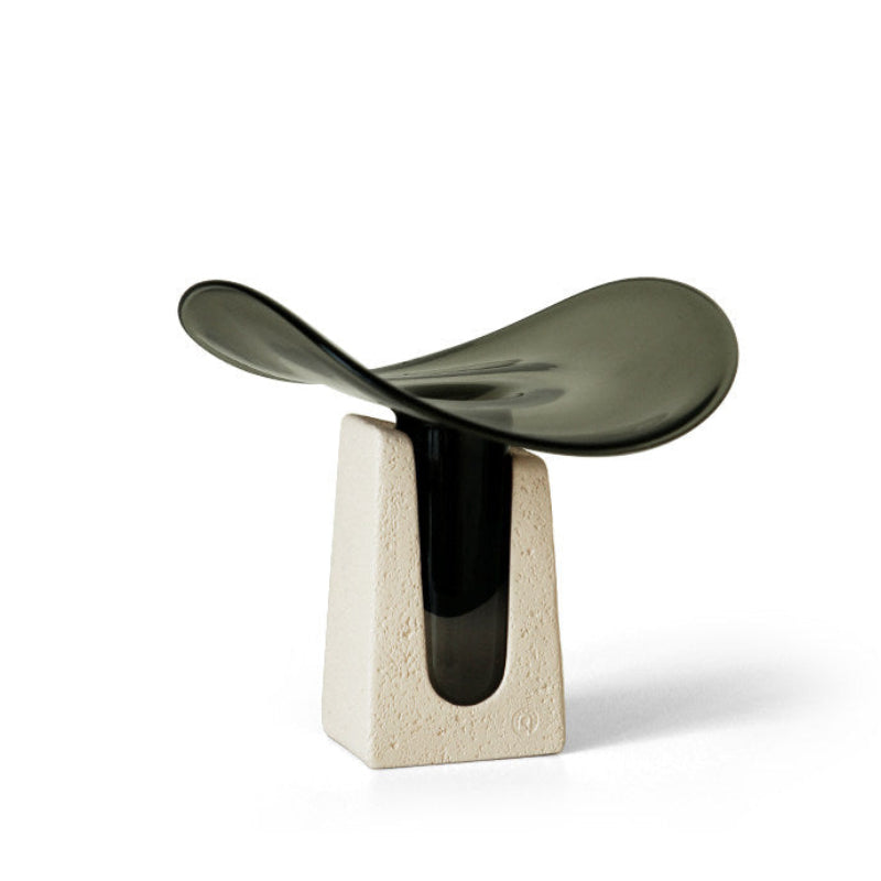 Moderne Glazen Vaas Decoratie met Cementen Voet in Minimalistisch Design