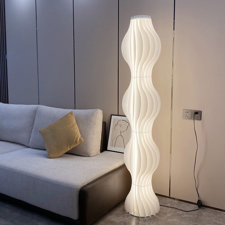 Elegante Stehleuchte im Wellendesign mit dekorativer Lichtstruktur