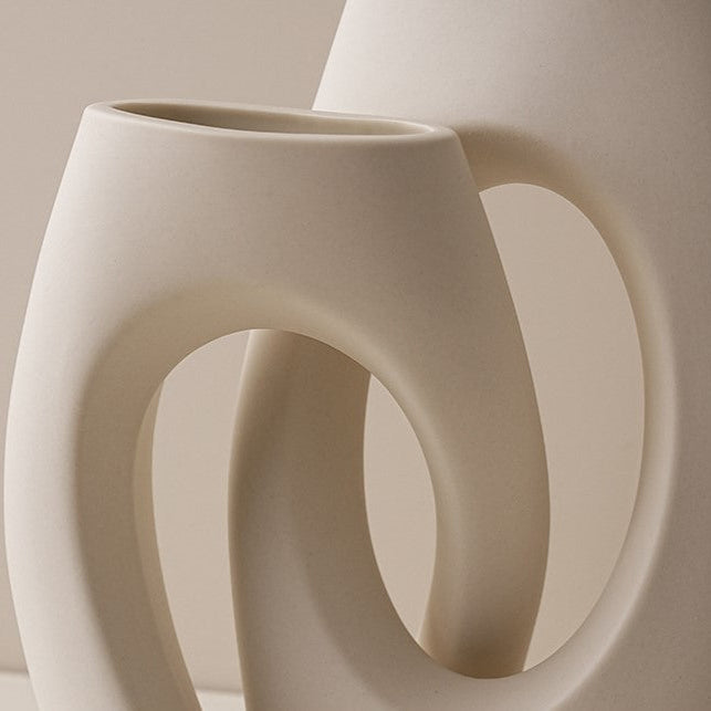 Moderne Keramikvase mit Cut-Out-Design – Skulpturale Vase im Wabi-Sabi-Stil