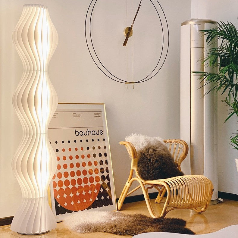 Elegante Stehleuchte im Wellendesign mit dekorativer Lichtstruktur