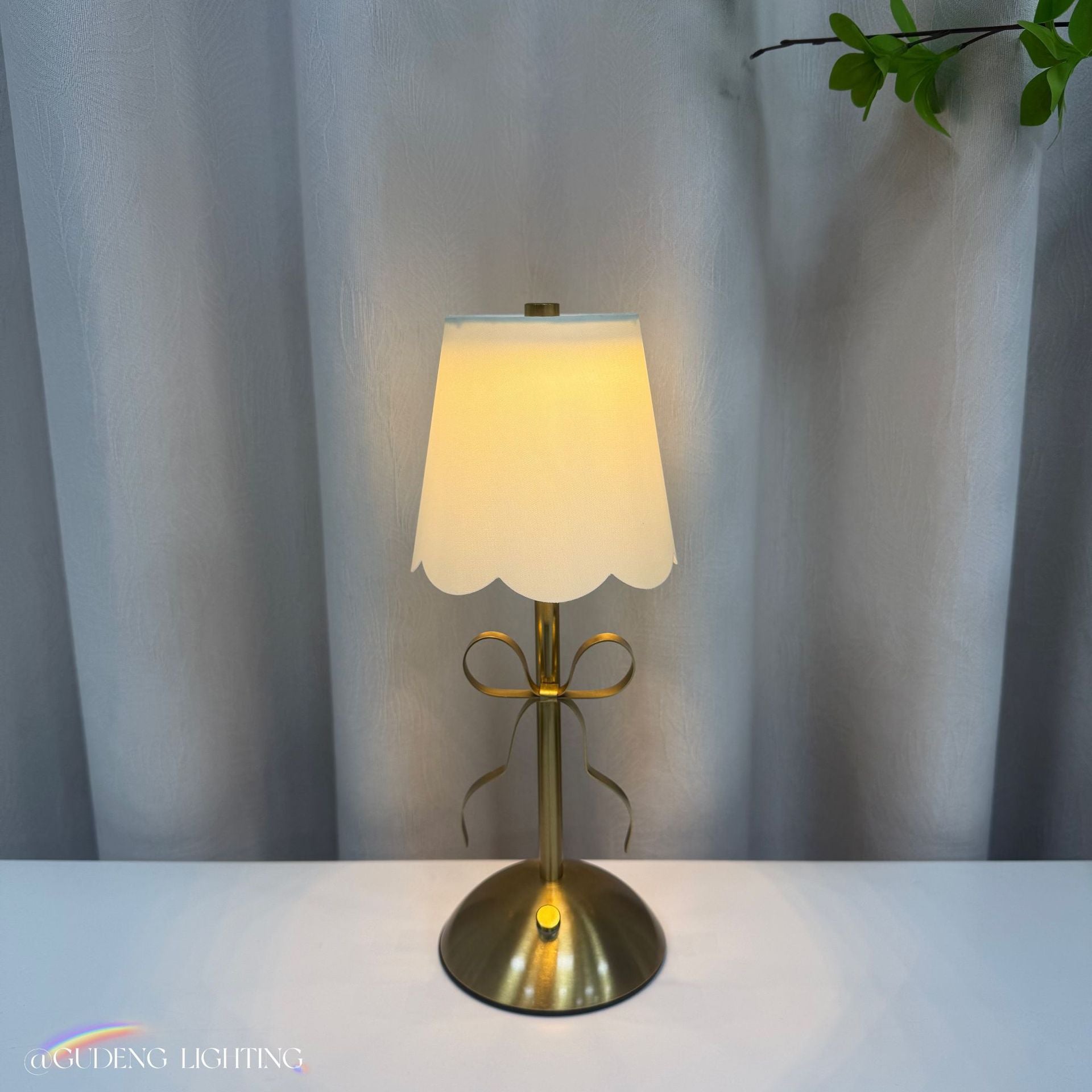Vintage Tafellamp met Strikdetail – Stoffen Lamp met Warm Licht