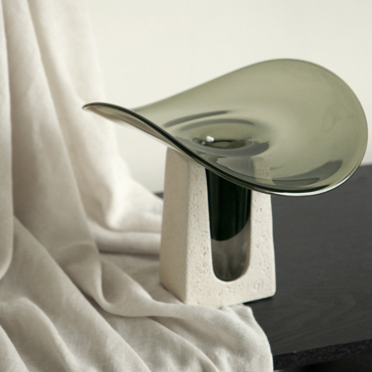 Moderne Glasvasen Dekoration mit Zementsockel im minimalistischen Design
