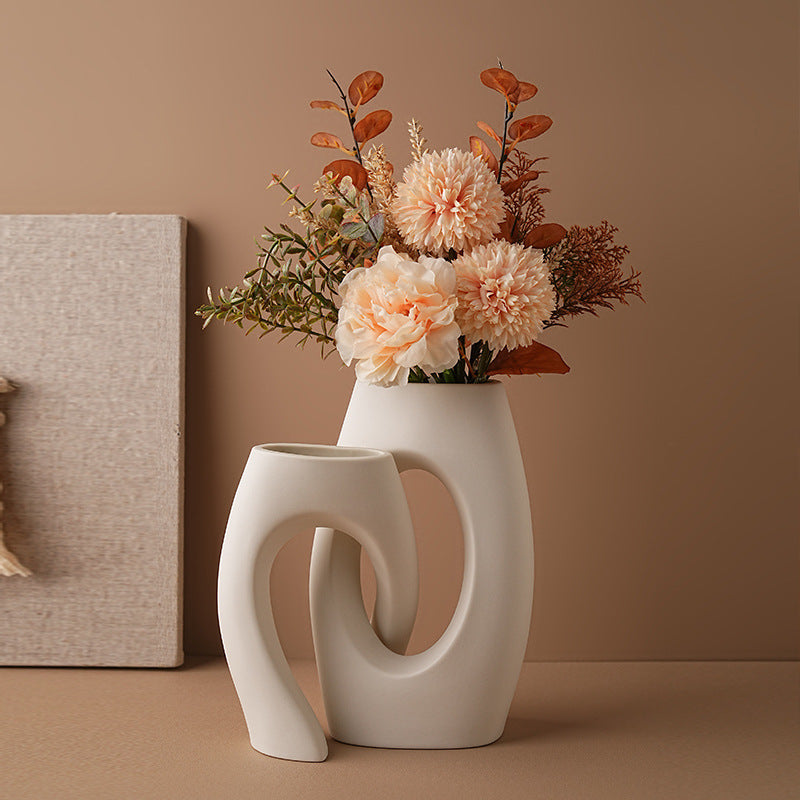 Moderne Keramikvase mit Cut-Out-Design – Skulpturale Vase im Wabi-Sabi-Stil