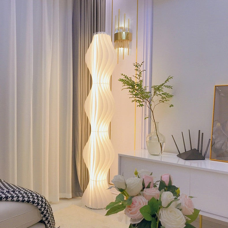 Elegante Stehleuchte im Wellendesign mit dekorativer Lichtstruktur