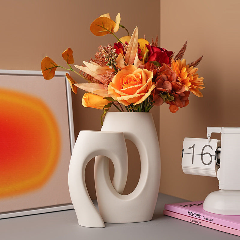 Moderne Keramikvase mit Cut-Out-Design – Skulpturale Vase im Wabi-Sabi-Stil