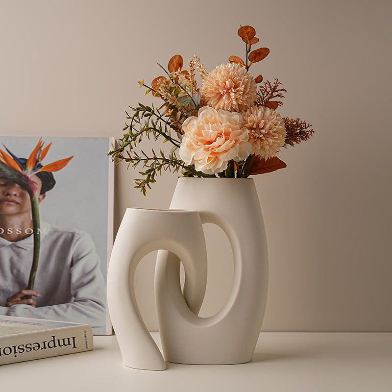 Moderne Keramikvase mit Cut-Out-Design – Skulpturale Vase im Wabi-Sabi-Stil
