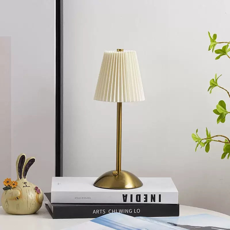Geplooide stoffen tafellamp – Elegante bedlamp met warm licht