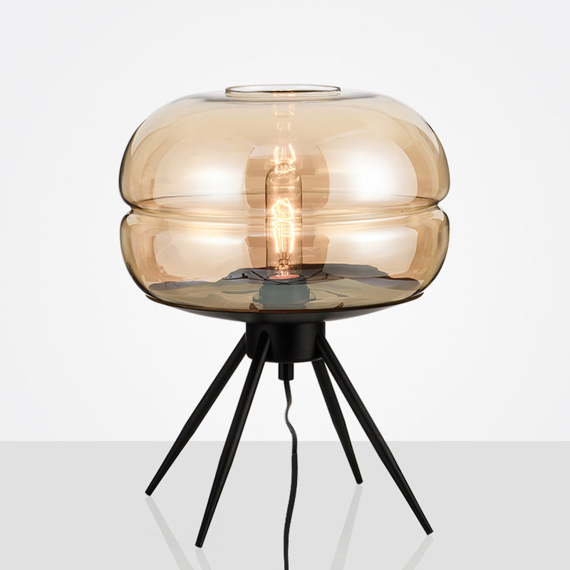 Moderne design tafellamp met glazen kap in Scandinavische stijl