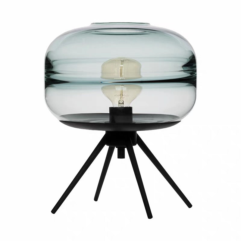 Moderne design tafellamp met glazen kap in Scandinavische stijl