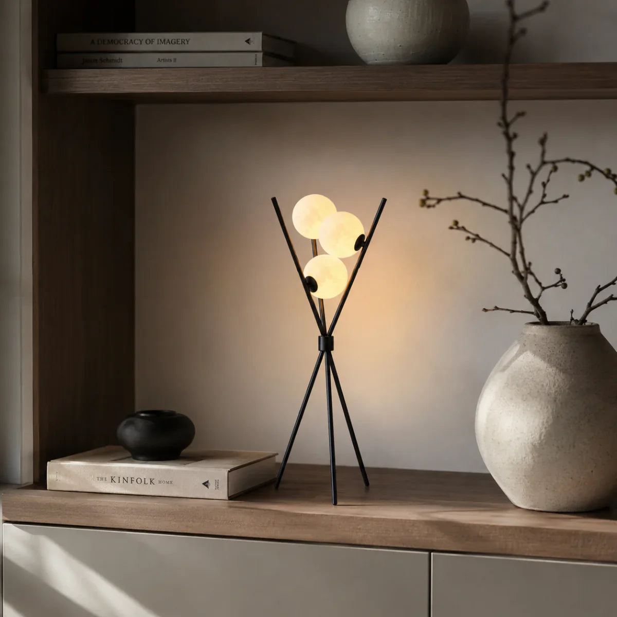 Detailansicht des Milchglas-Kugelschirms der Tischlampe