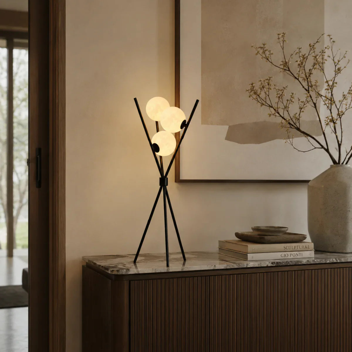 Seitliche Ansicht der Tischlampe mit Dreibein-Gestell und Glaskugel
