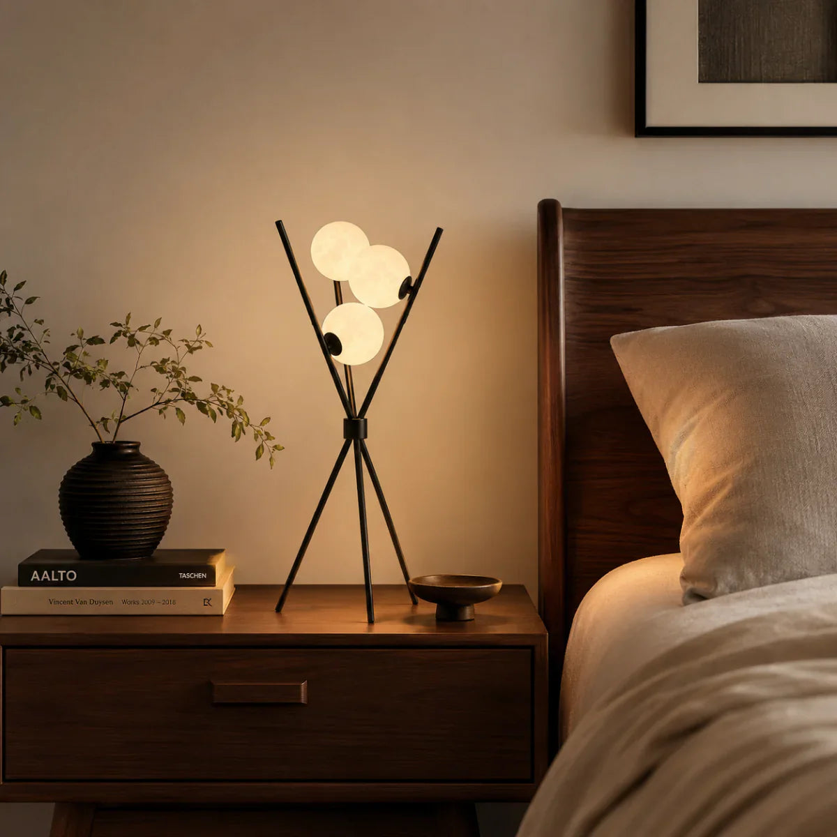 Tischlampe mit elegantem Dreibeinfuß und rundem Milchglas-Schirm