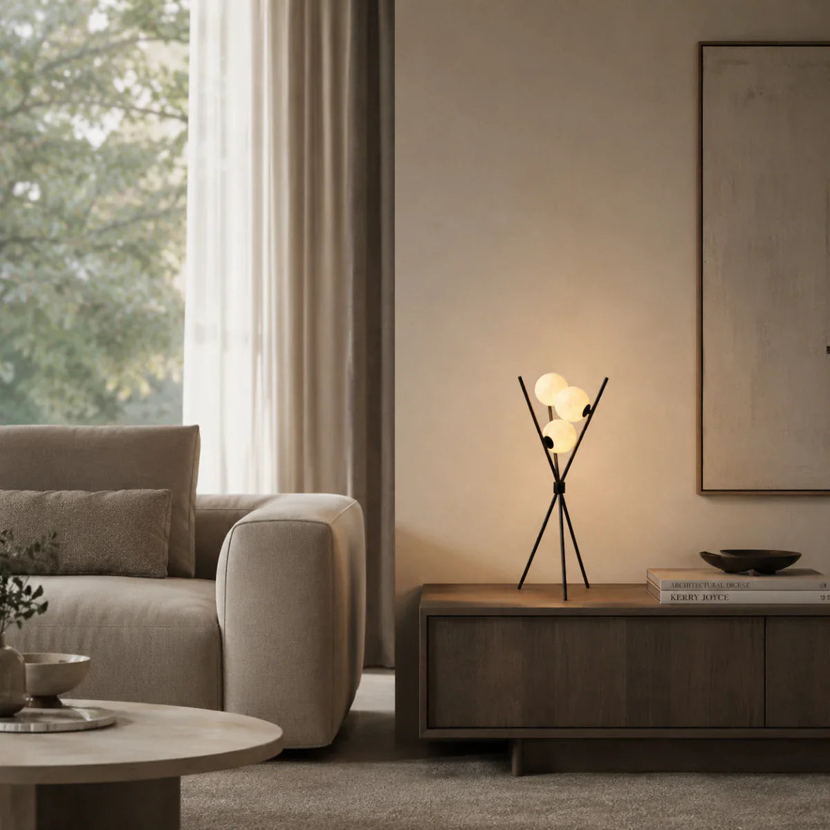 Dekorative Tischlampe mit sanft wirkendem Milchglas-Kugelschirm