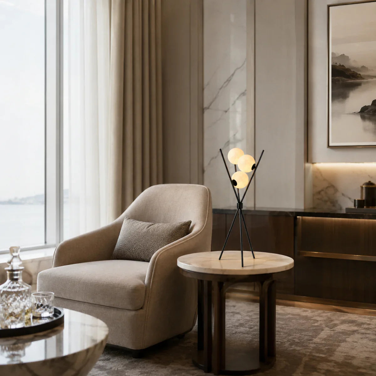 Moderne Tischlampe mit opalem Glaskugel-Schirm und schlankem Dreibeinfuß