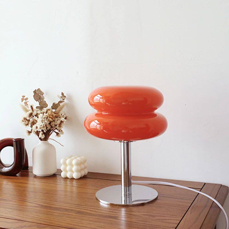 Decoratieve glazen bedlamp met sfeervolle verlichting