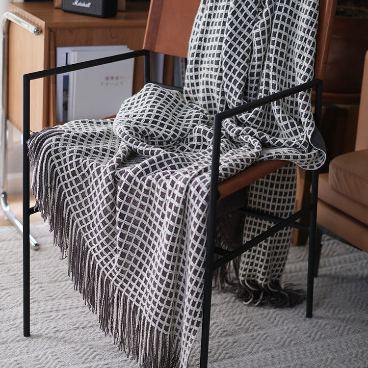 Grof gebreide plaid met franjes – Decoratieve woonkamerdeken in moderne stijl