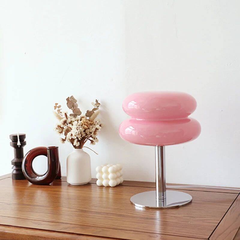 Decoratieve glazen bedlamp met sfeervolle verlichting