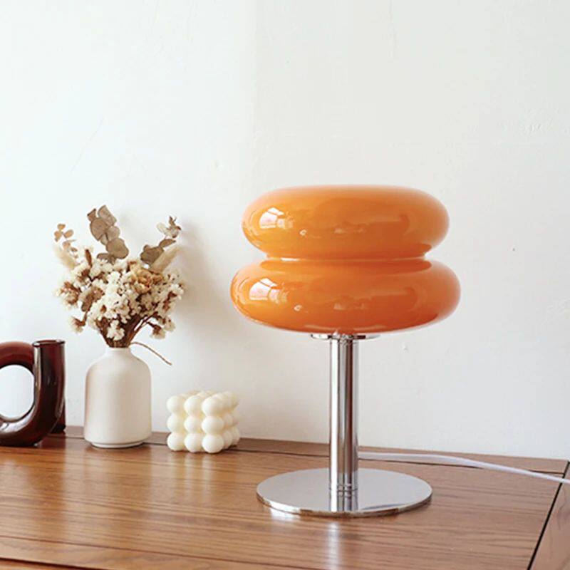 Decoratieve glazen bedlamp met sfeervolle verlichting