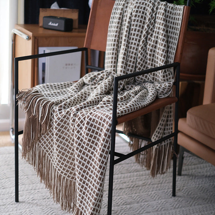 Grof gebreide plaid met franjes – Decoratieve woonkamerdeken in moderne stijl