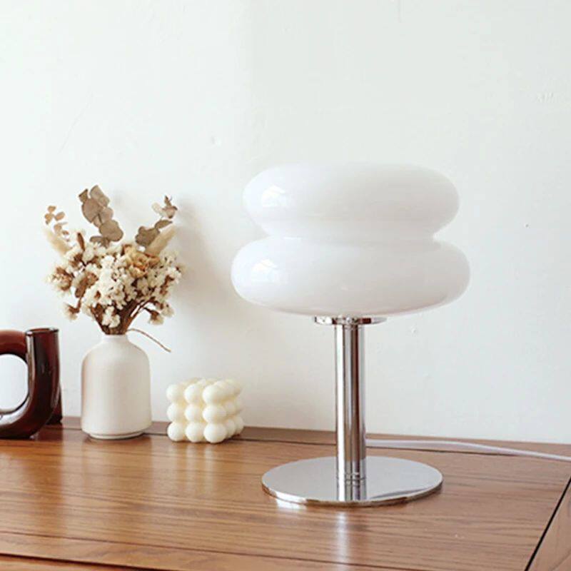 Decoratieve glazen bedlamp met sfeervolle verlichting