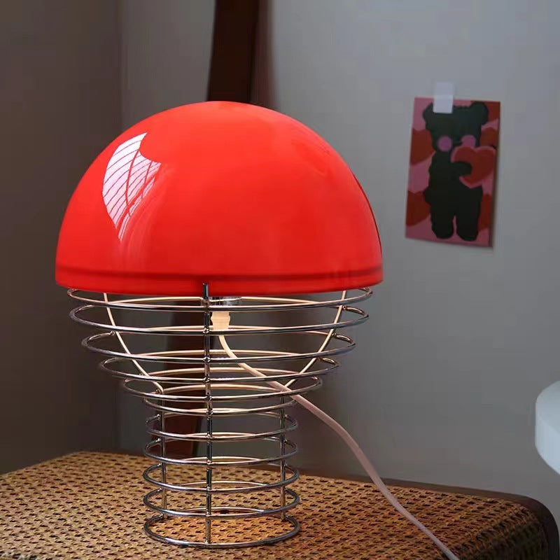 Creatief nachtlampje in Bauhaus-stijl met gloeilamp