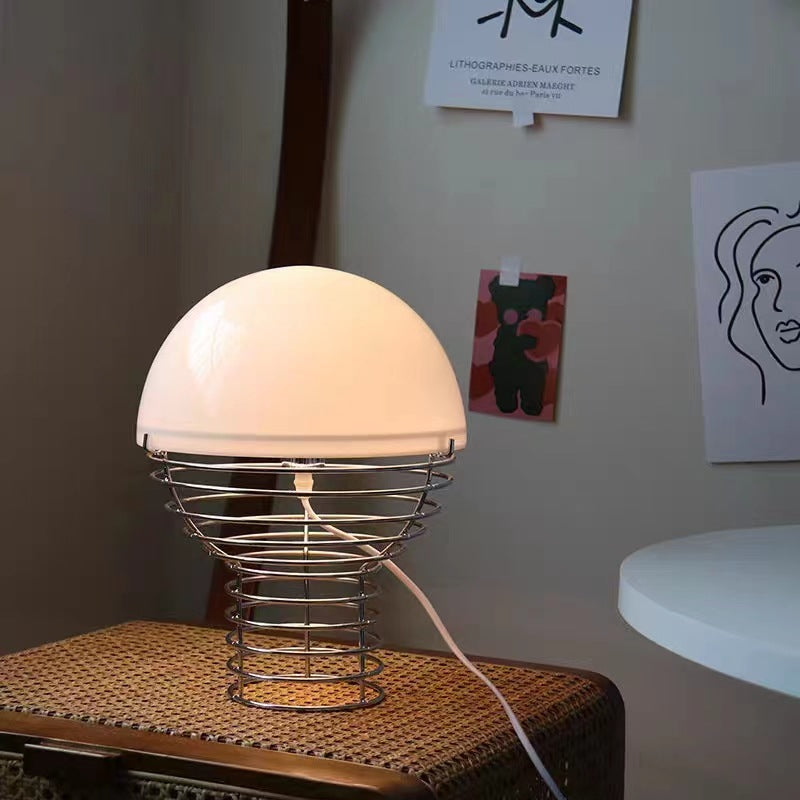 Creatief nachtlampje in Bauhaus-stijl met gloeilamp