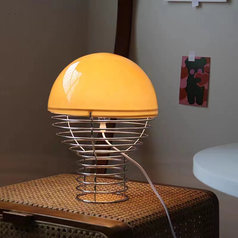 Creatief nachtlampje in Bauhaus-stijl met gloeilamp