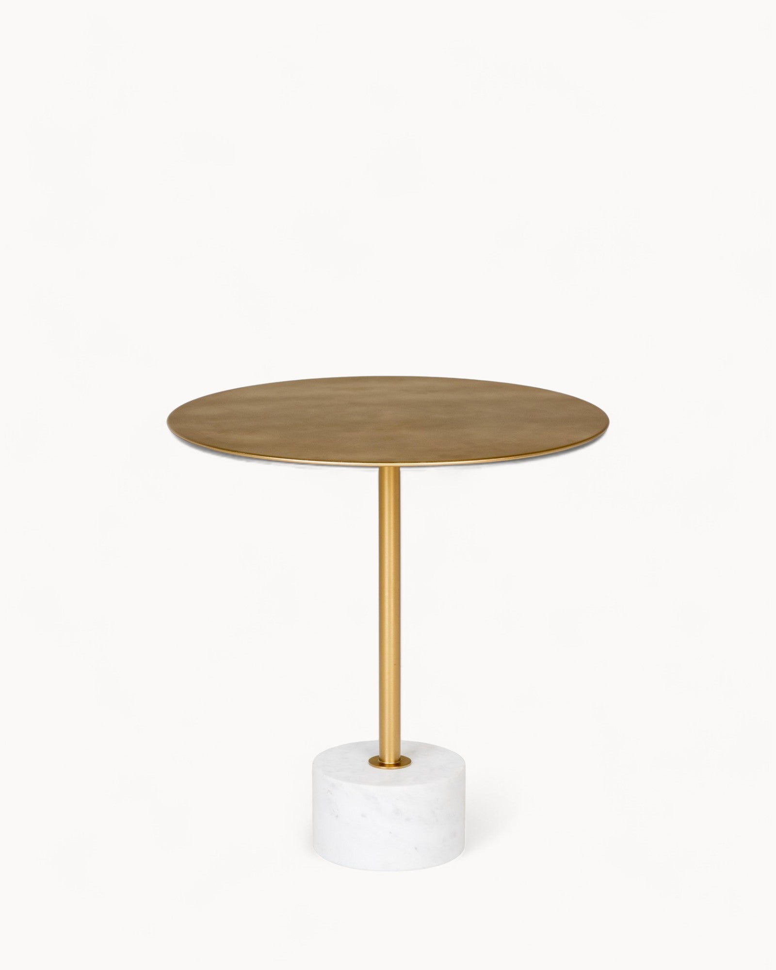 Lecco Side Table – White Marble Top, Brass Frame – Ø51x52 cm