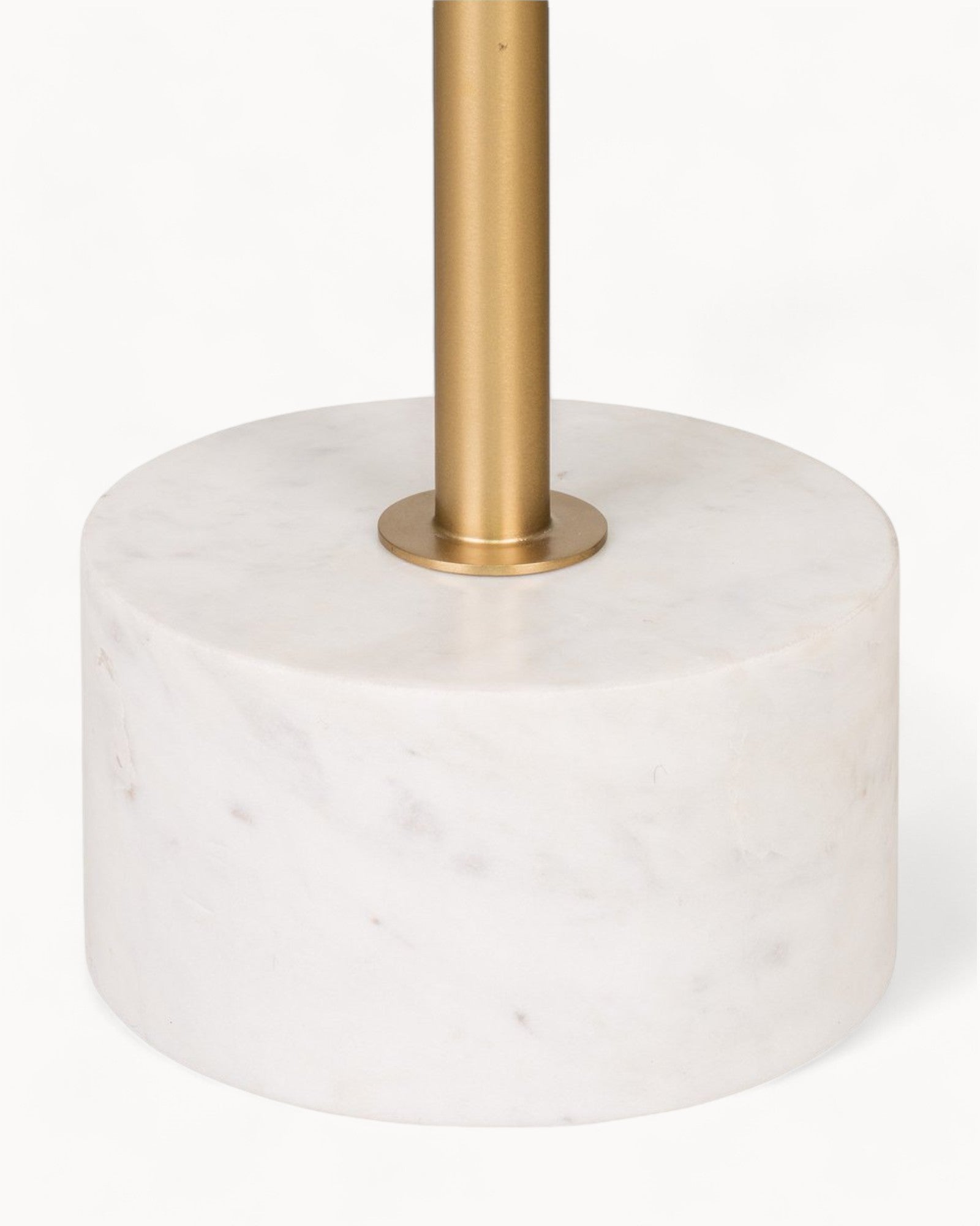 Lecco Side Table – White Marble Top, Brass Frame – Ø51x52 cm