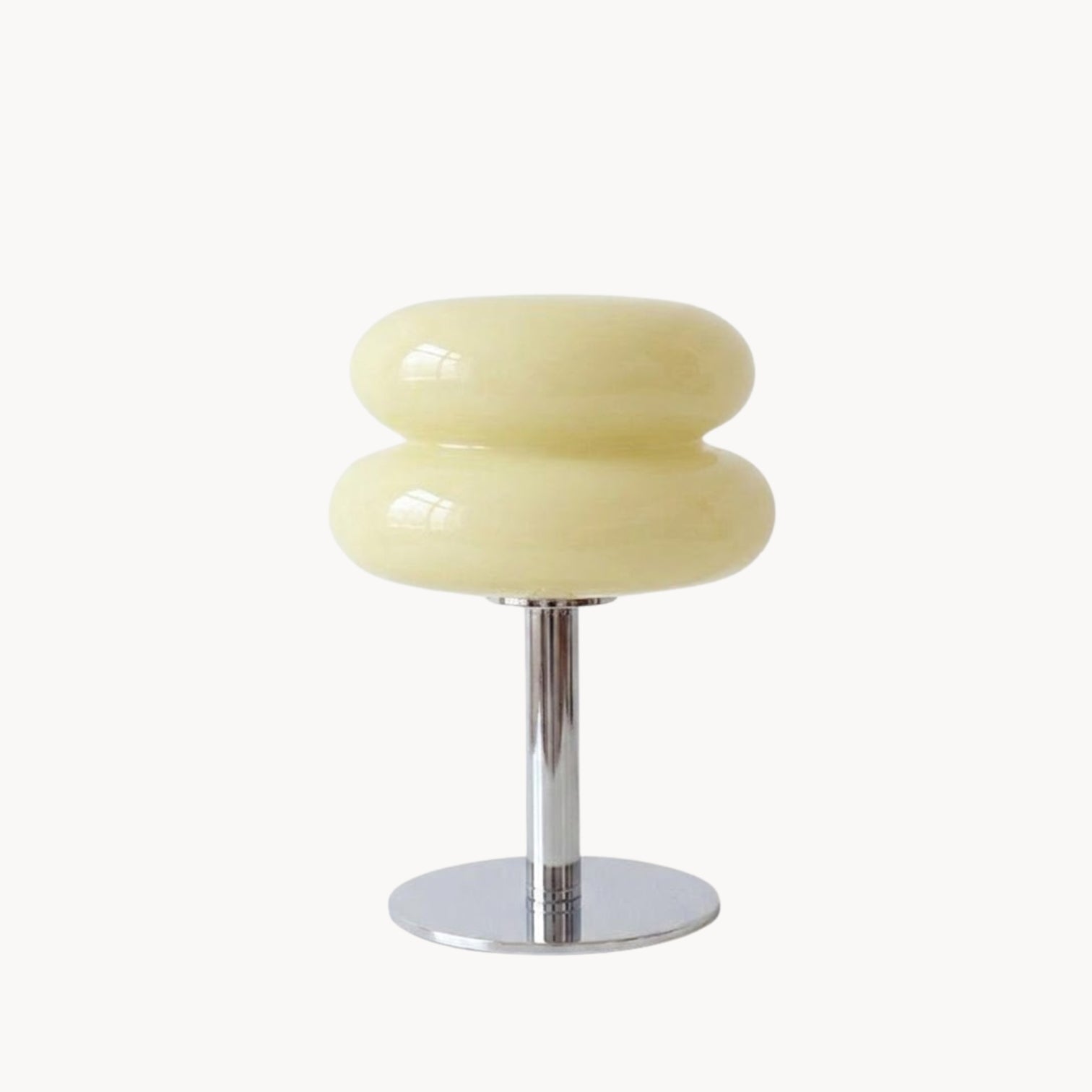 Decoratieve glazen bedlamp met sfeervolle verlichting