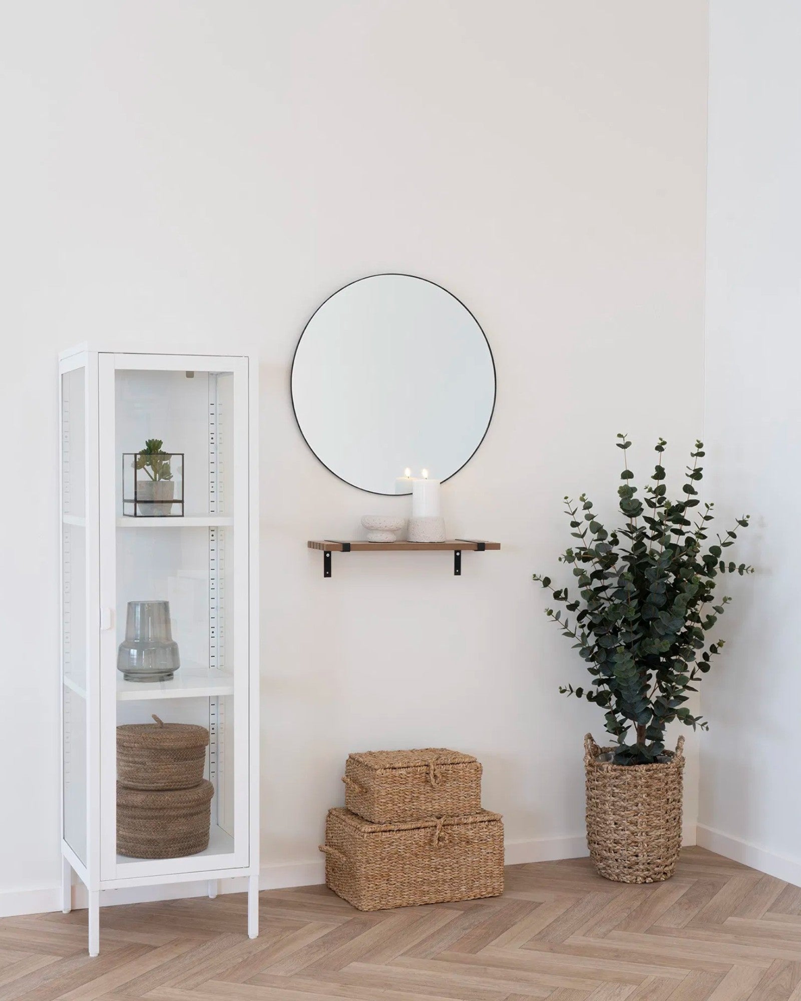 Brisbane Slim Display Cabinet - White steel frame - Glass door - 140 cm