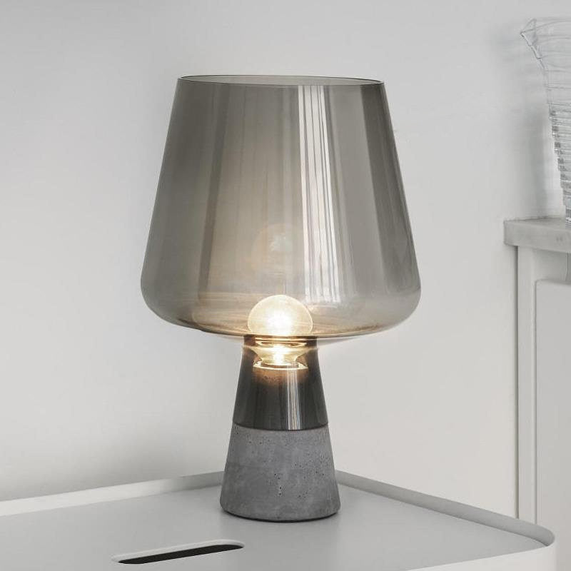 Moderne Minimalistische Tafellamp met Gerookt Glas en Betonvoet