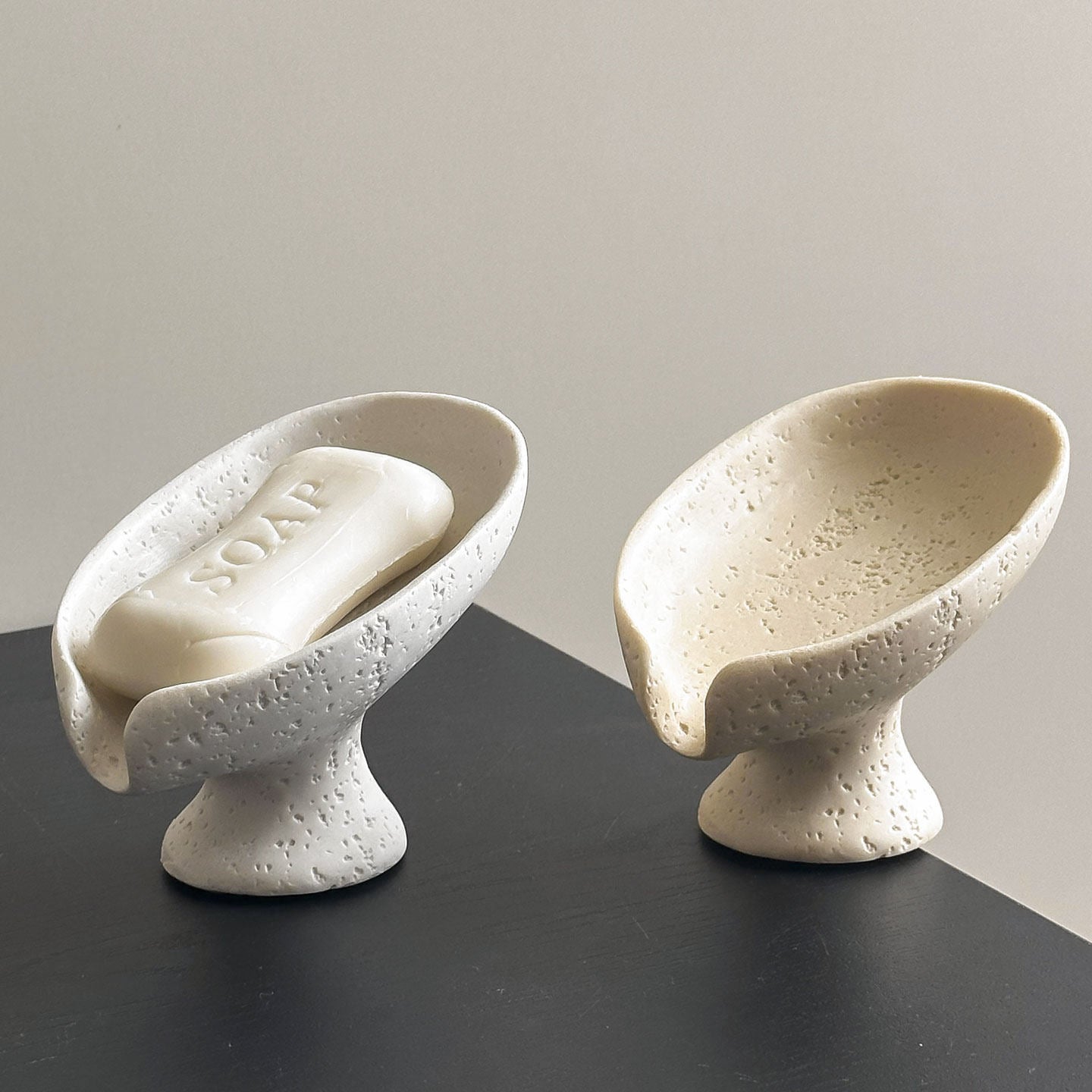 Minimalistische Seifenschale im Wabi-Sabi-Stil – Skulpturales Design mit natürlicher Textur