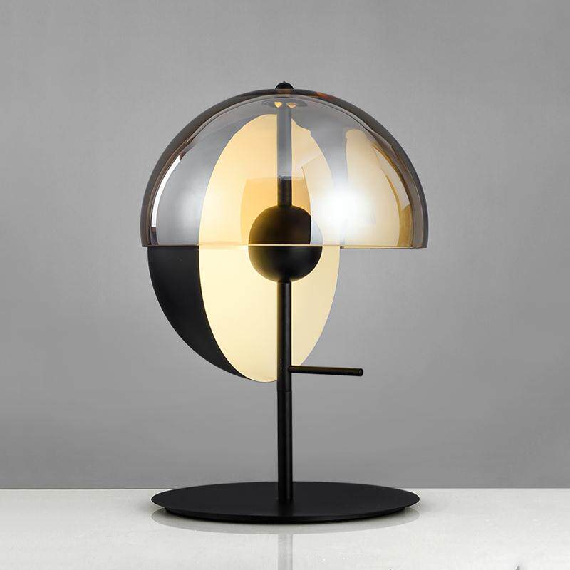 Moderne design tafellamp in Bauhaus-stijl met glazen kap