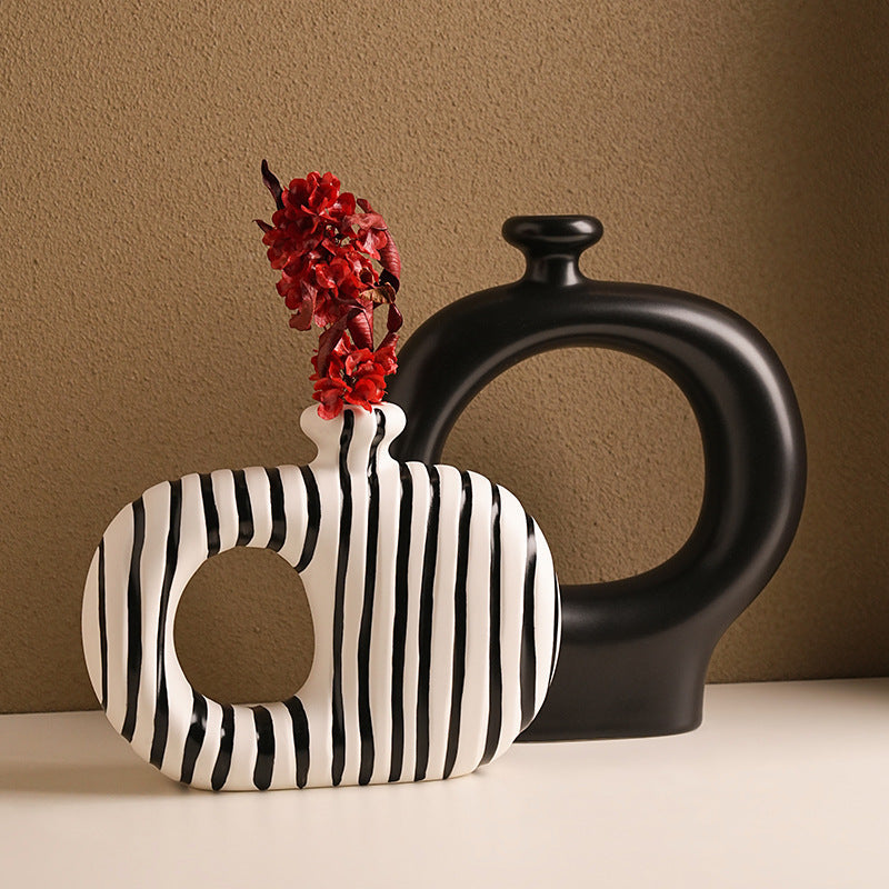 Künstlerische Porzellan Keramikvase – Skulpturales Design im nordischen Wabi-Sabi-Stil