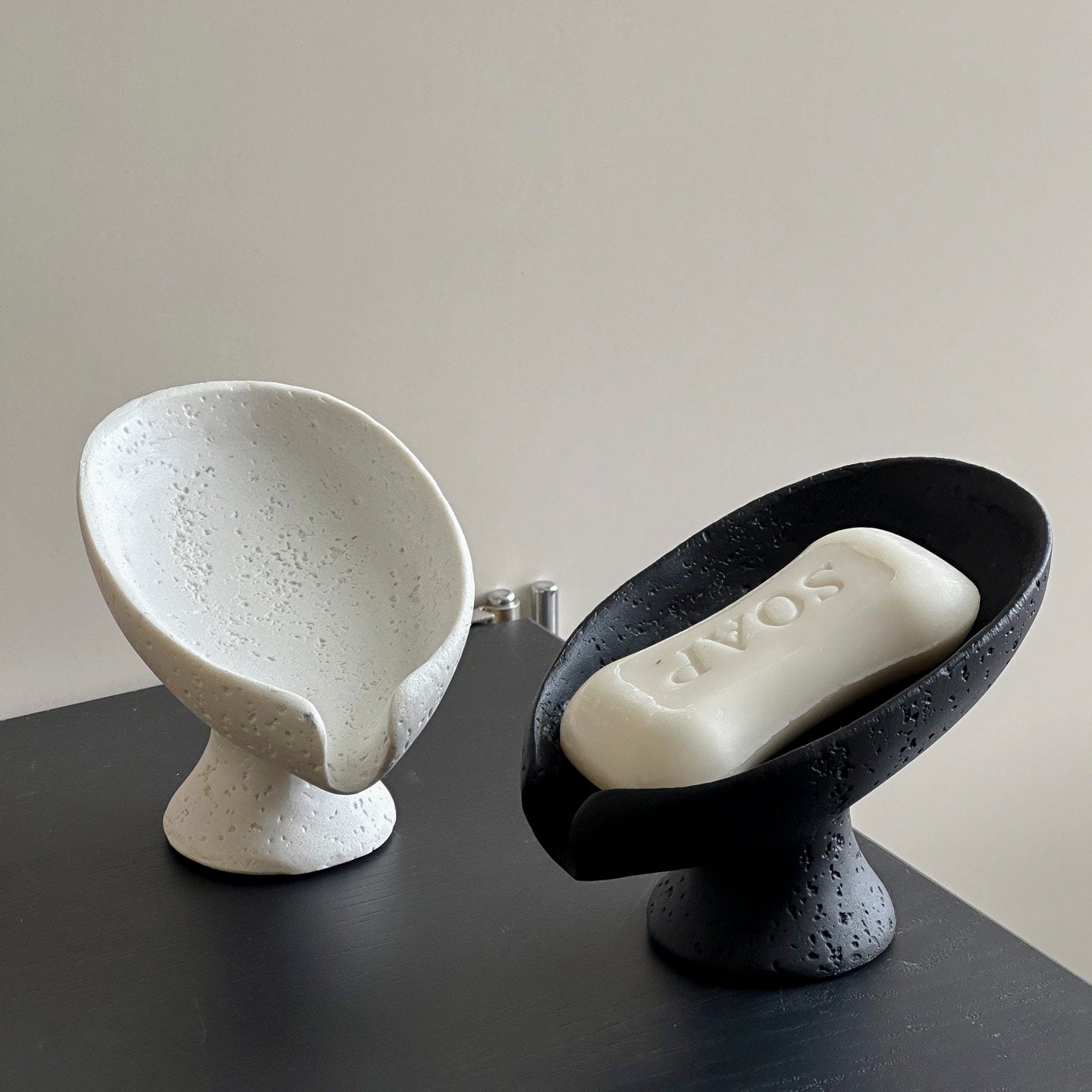 Minimalistische Seifenschale im Wabi-Sabi-Stil – Skulpturales Design mit natürlicher Textur